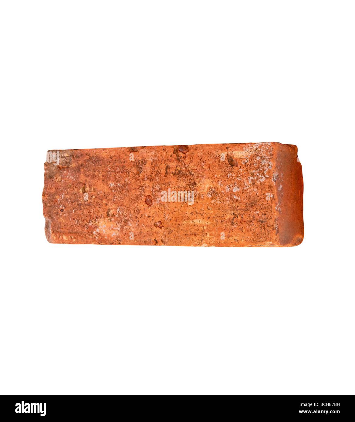 Vue de dessus d'une vieille brique rouge ou orange fissurée est isolée sur fond blanc avec chemin de détourage. Banque D'Images
