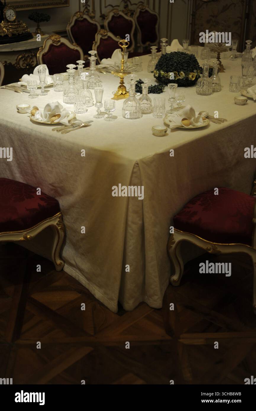 Découvrez la grandeur de la Vienne impériale avec cette image évocatrice d'une table somptueusement dressée au palais de Schönbrunn, capturant l'opulence et l'intemporel Banque D'Images
