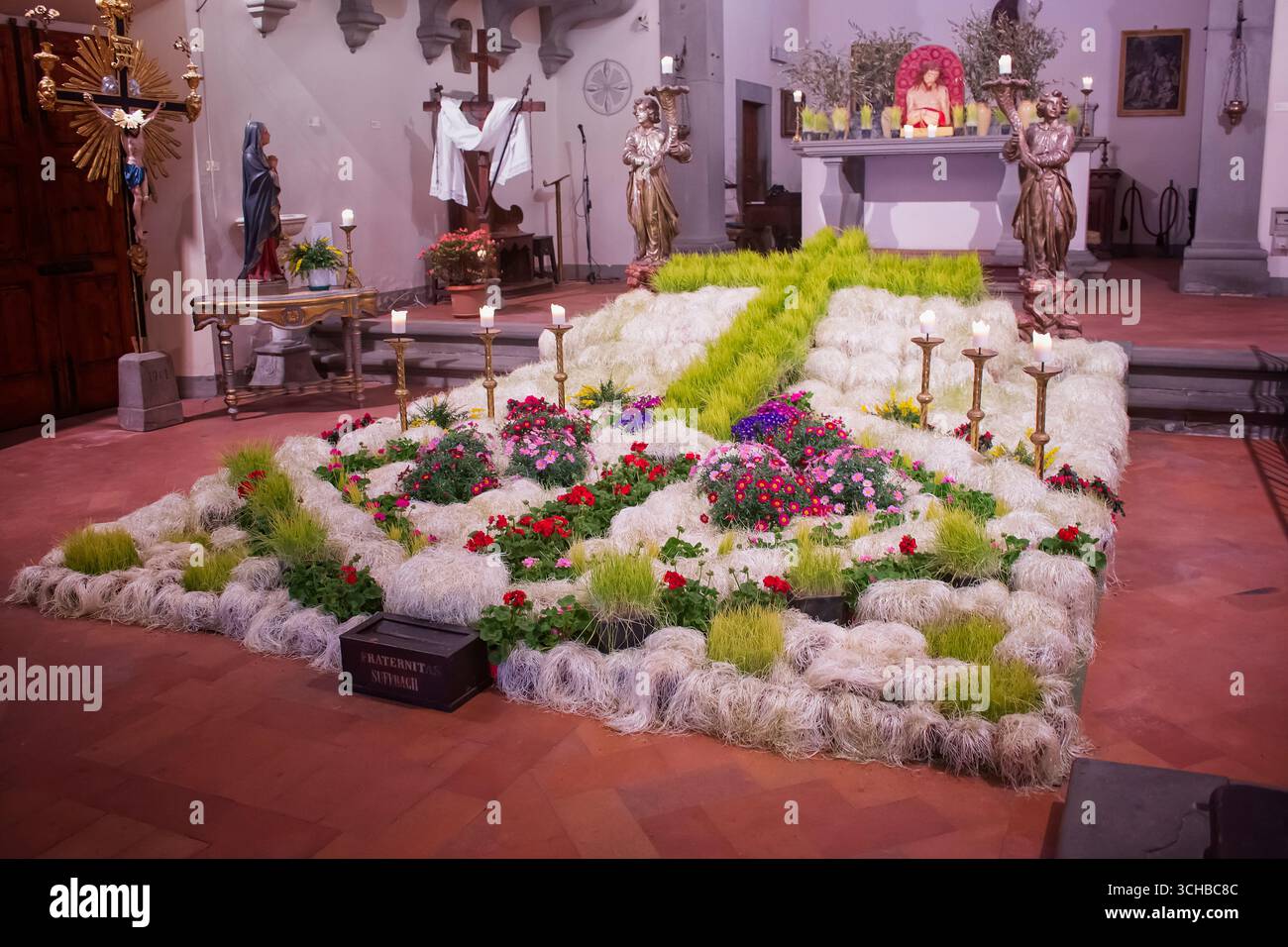 Ancienne tradition de Pâques. Église décorée de pousses de vesces (Vicia sativa), pousses de blé (Triticum sp.) et des fleurs saisonnières. Pousses blanchies, semées o Banque D'Images
