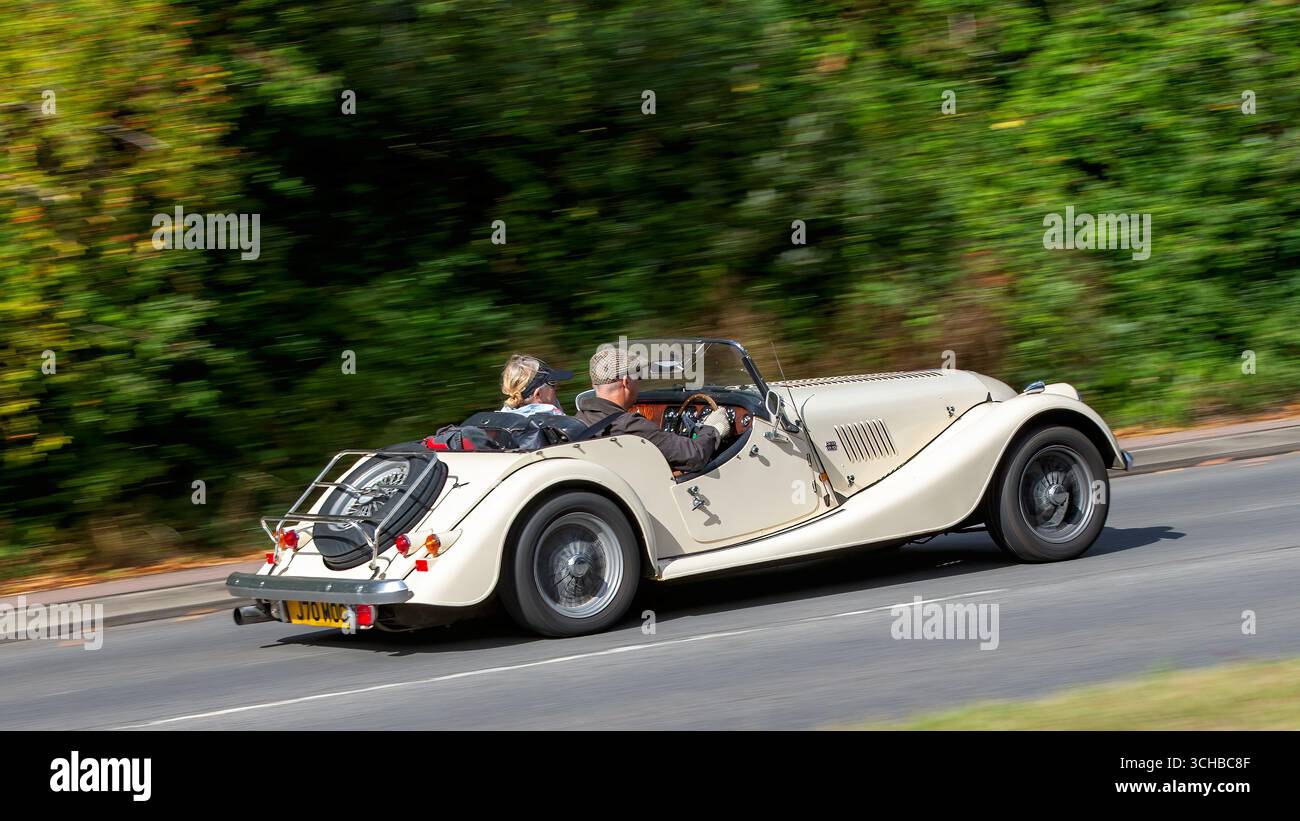 Milton Keynes,Bucks,UK - 31 août 2025 : 1992 crème Morgan Plus4 classique voiture de sport britannique conduisant sur une route britannique Banque D'Images