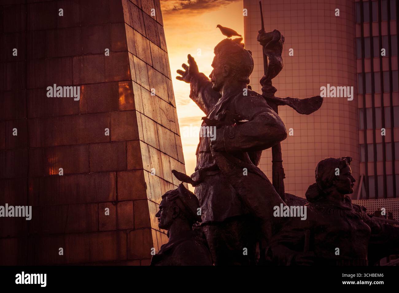 Monument aux combattants pour le pouvoir soviétique sur la place centrale de Vladivostok, Russie, statues de bronze contre la lumière dramatique du coucher du soleil. Banque D'Images