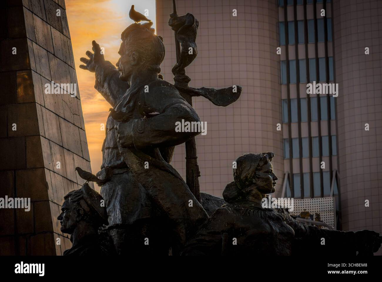 Monument aux combattants pour le pouvoir soviétique sur la place centrale de Vladivostok, Russie, statues de bronze contre la lumière dramatique du coucher du soleil. Banque D'Images