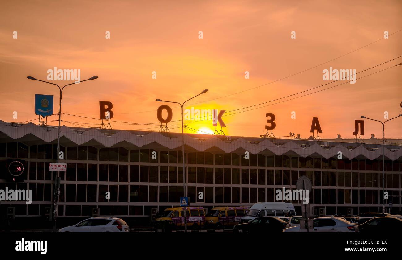 Façade de la gare centrale d'Astrakhan avec de grandes lettres 'Vokzal' (en russe), au centre de transport principal d'Astrakhan, Russie Banque D'Images