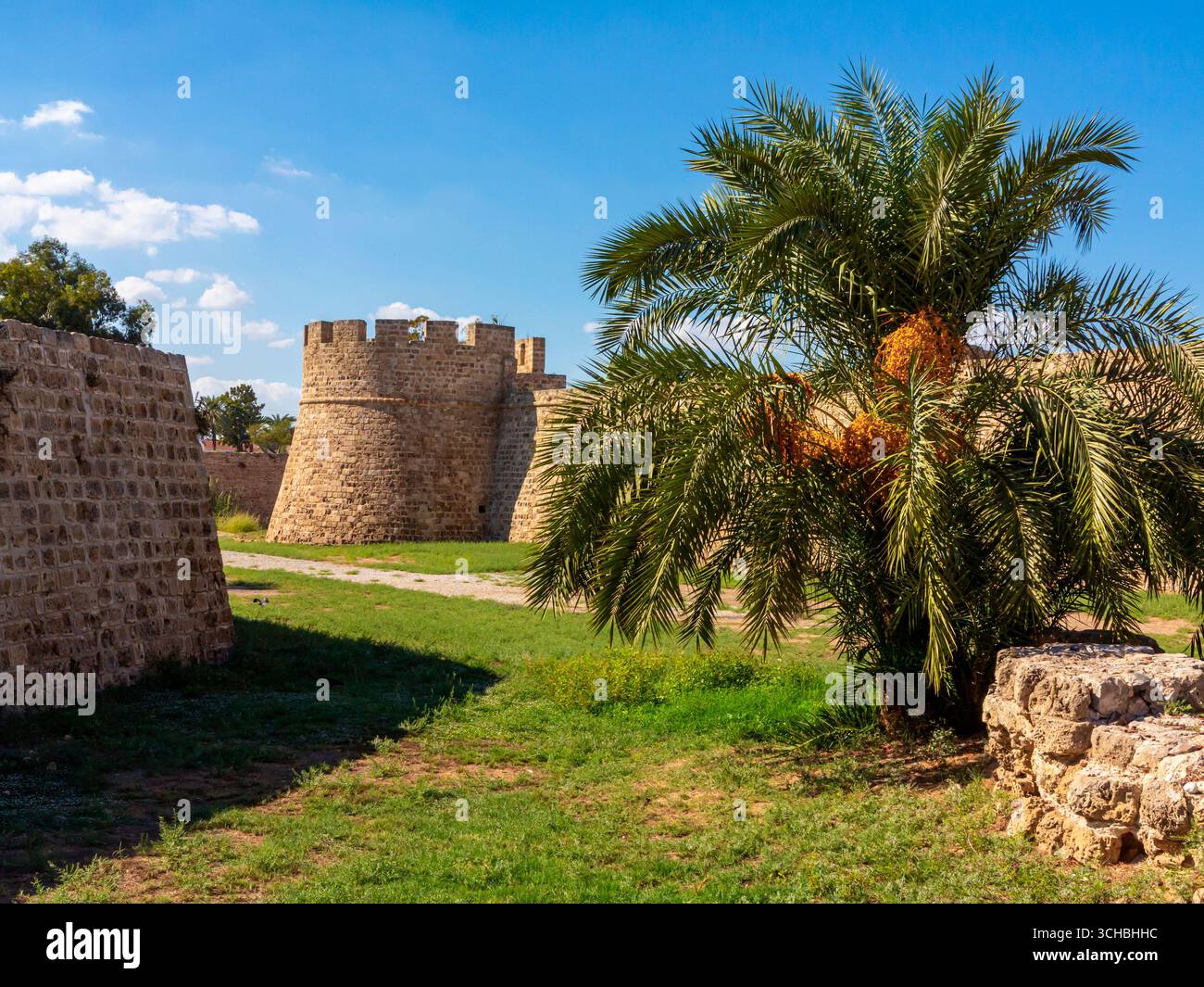 Extérieur du château d'Othello dans la ville fortifiée de Famagouste dans la République turque de Chypre du Nord. Construit entre 1285 et 1324. Banque D'Images