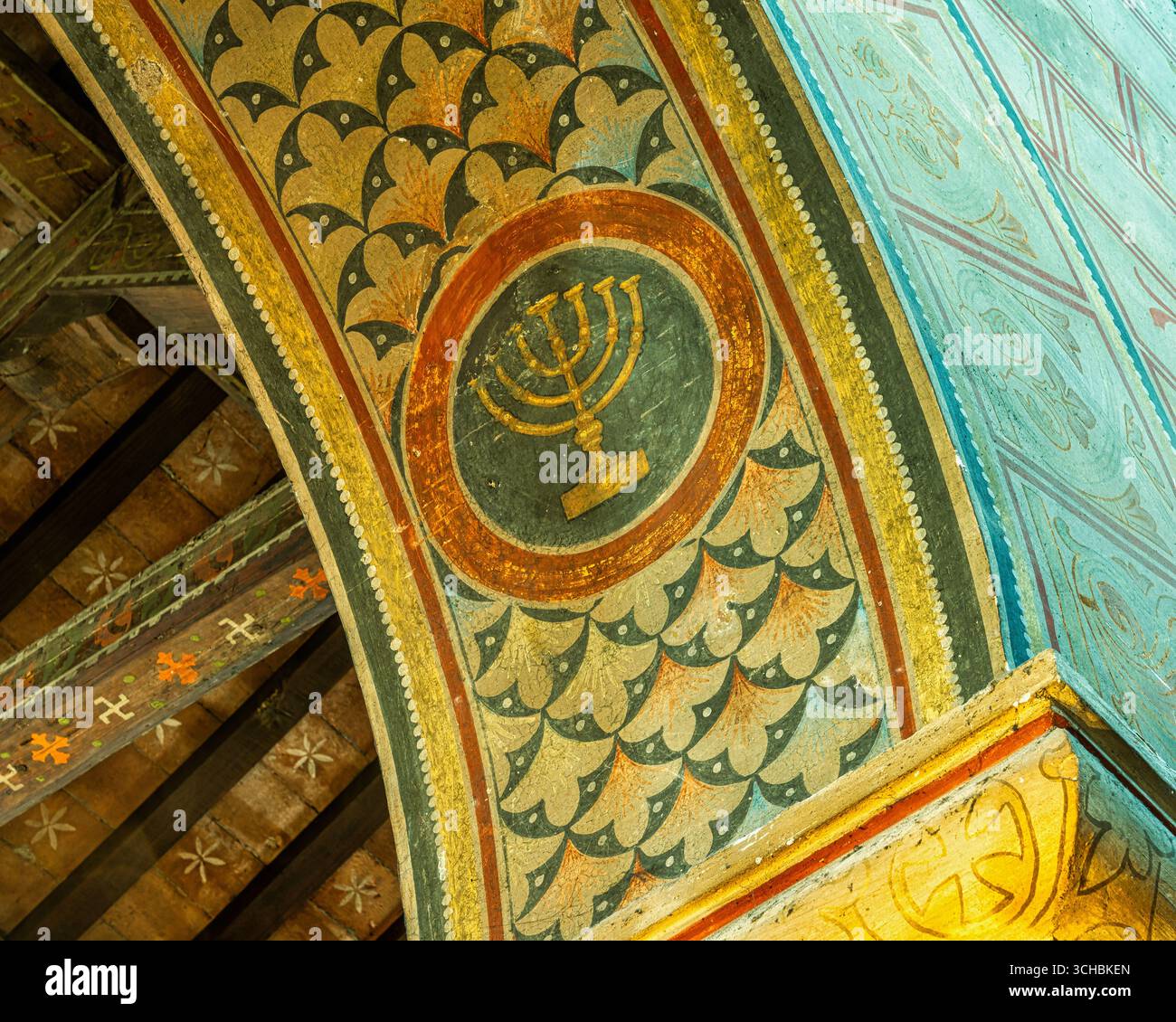 Fresque représentant un candélabre juif sur l'arc du transept dans la cathédrale Saint-Jean et Paul. Ferentino, Province de Frosinone, Latium, Italie Banque D'Images