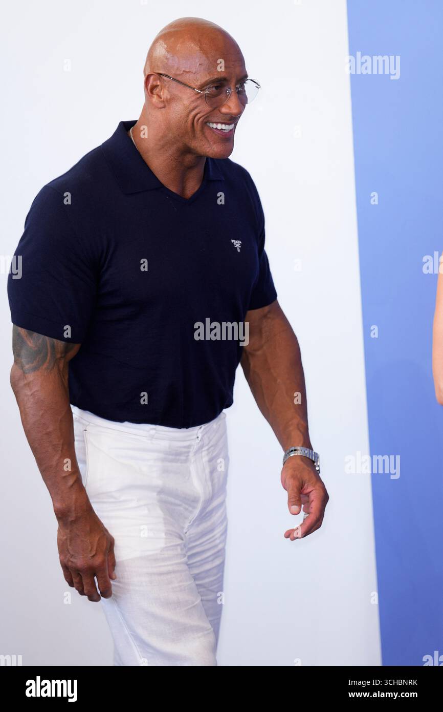 Venise Lido, Italie. 01 Sep, 2025. Dwayne Johnson assiste à la séance photo « The Smashing machine » lors du 82e Festival international du film de Venise. 'The Smashing machine' Photocall - le 82ème Festival International du film de Venise (photo de Daniele Cifala'/SOPA images/SIPA USA) crédit : SIPA US/Alamy Live News Banque D'Images