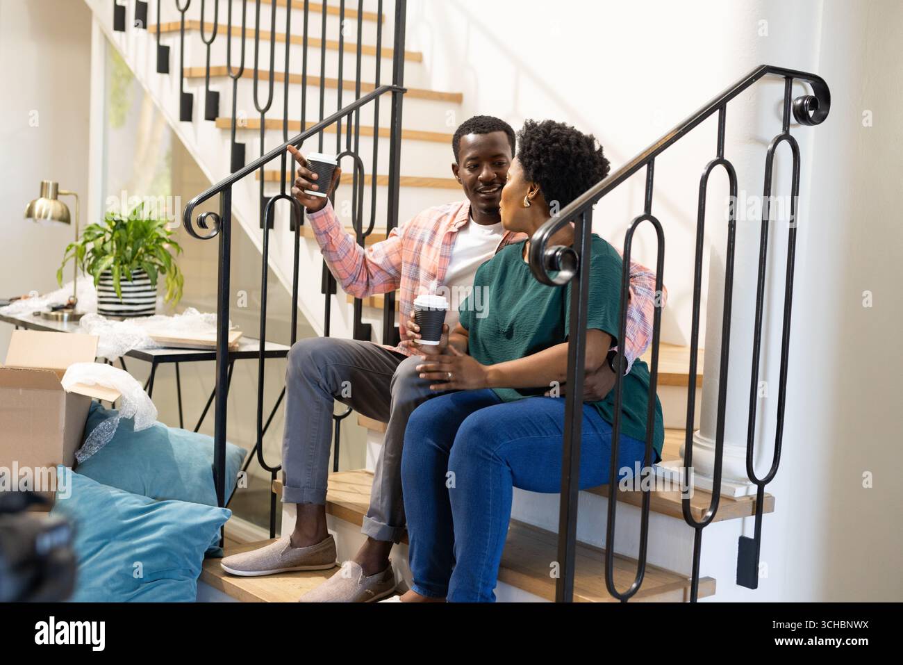 Couple assis dans les escaliers, appréciant le café et prenant selfie à la maison. Ensemble, loisirs, technologie, détente, style de vie, collage Banque D'Images
