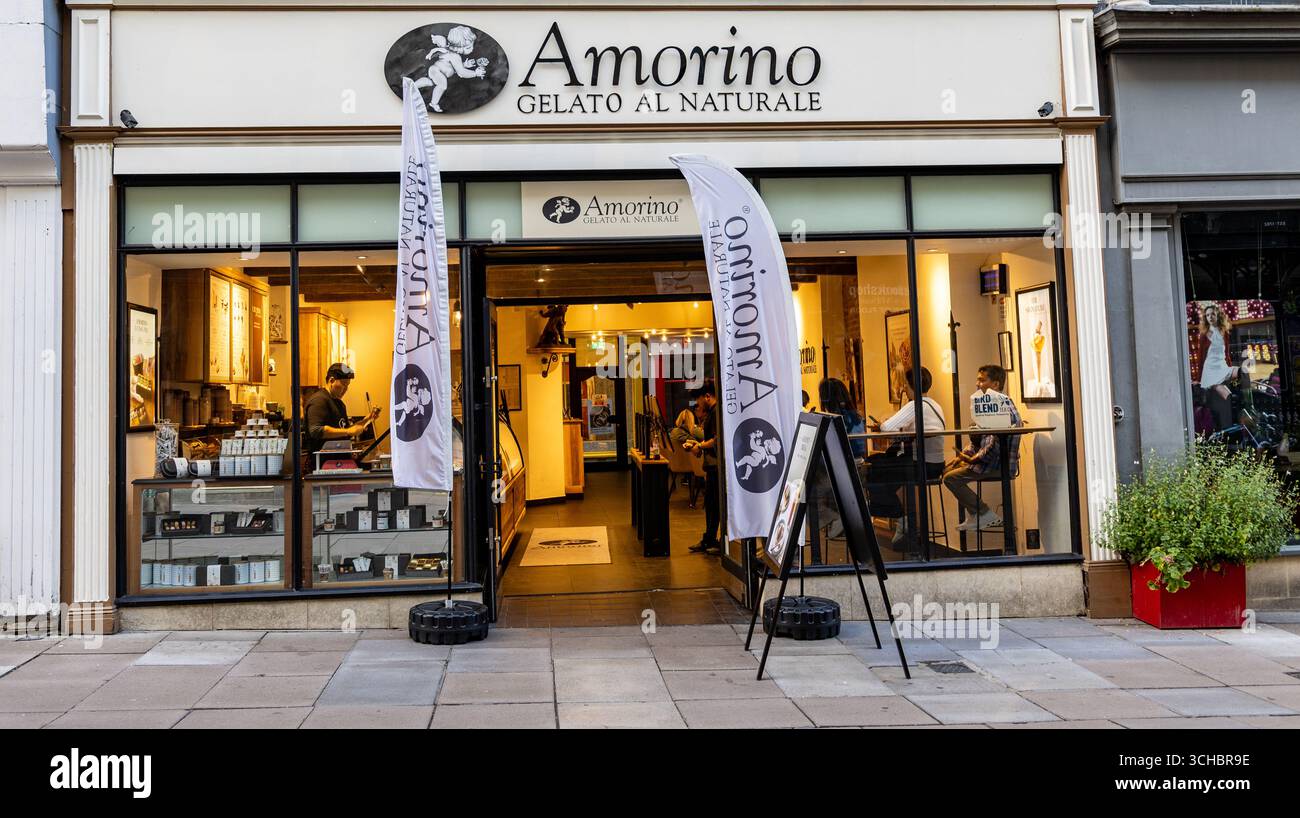 Vue de face d'un magasin de gelato Amorino avec des clients à l'intérieur et drapeaux promotionnels à l'extérieur sur une rue de la ville Union Street Bath Banque D'Images