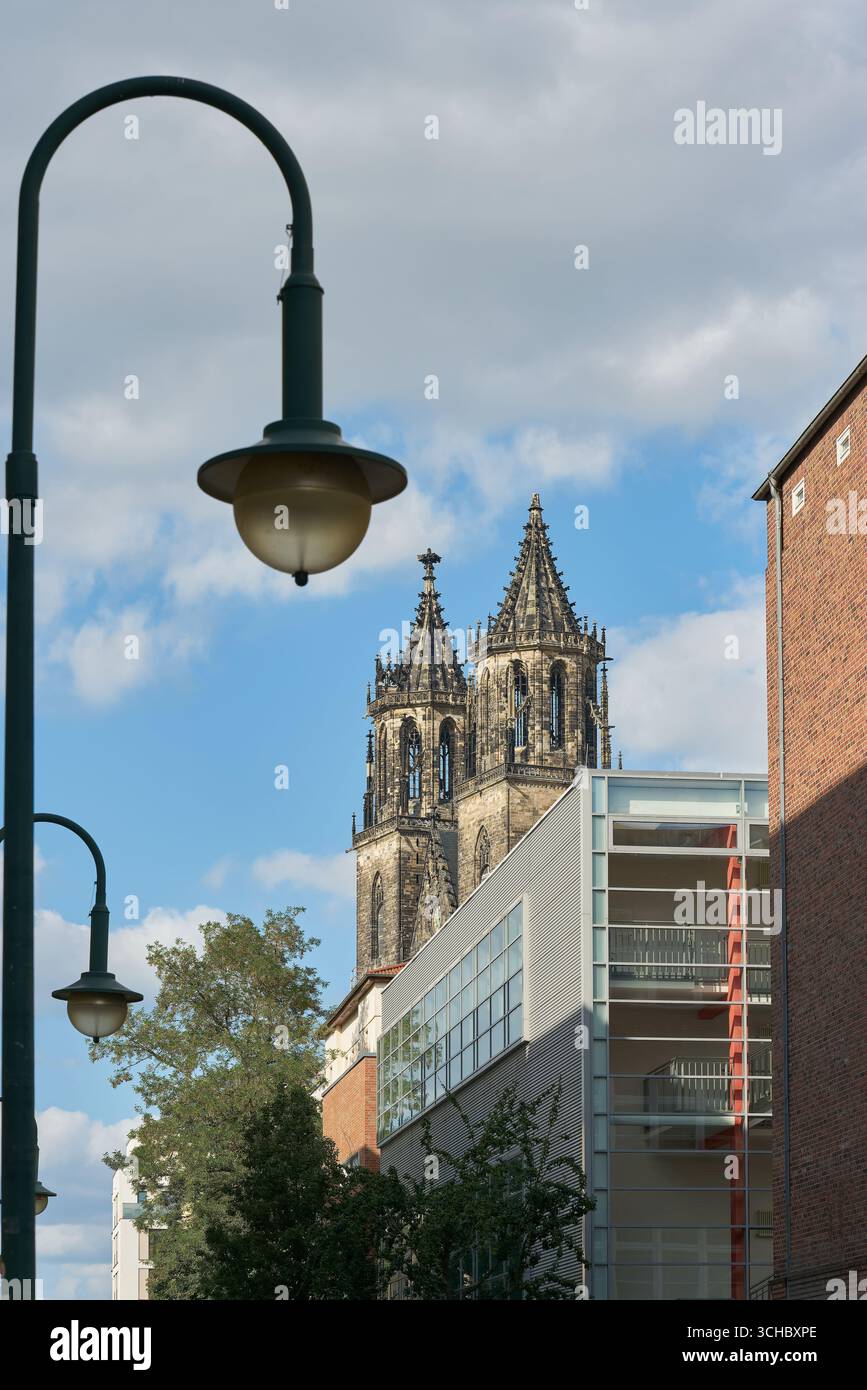Vue à travers une rue dans le centre-ville de Magdeburg, Allemagne. En arrière-plan se trouve la cathédrale de Magdebourg, le point de repère de la ville. Banque D'Images
