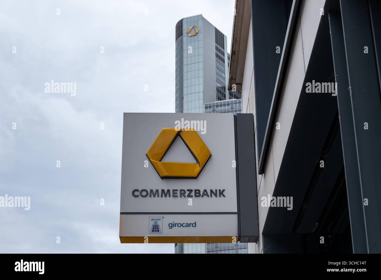 Logo Commerzbank à Frankfurt am main 01.09.25, Frankfurt : Symbolfoto, Illustrationsbild, Symbolbild, Illustrationsfoto, Alltagsszene Außenaufnahme eines Commerzbank-Schildes an einer filiale. IM Hintergrund ist der Commerzbank Tower mit dem markanten logo zu sehen. Die Szene zeigt die Präsenz einer der größten deutschen Banken im Stadtbild. Frankfurt Hessen Deutschland *** logo de la Commerzbank à Francfort-sur-le-main 01 09 25, Frankfurt Symbol photo, illustration image, symbole image, illustration photo, scène quotidienne vue extérieure d'un signe Commerzbank à une succursale de la tour Commerzbank avec la str Banque D'Images