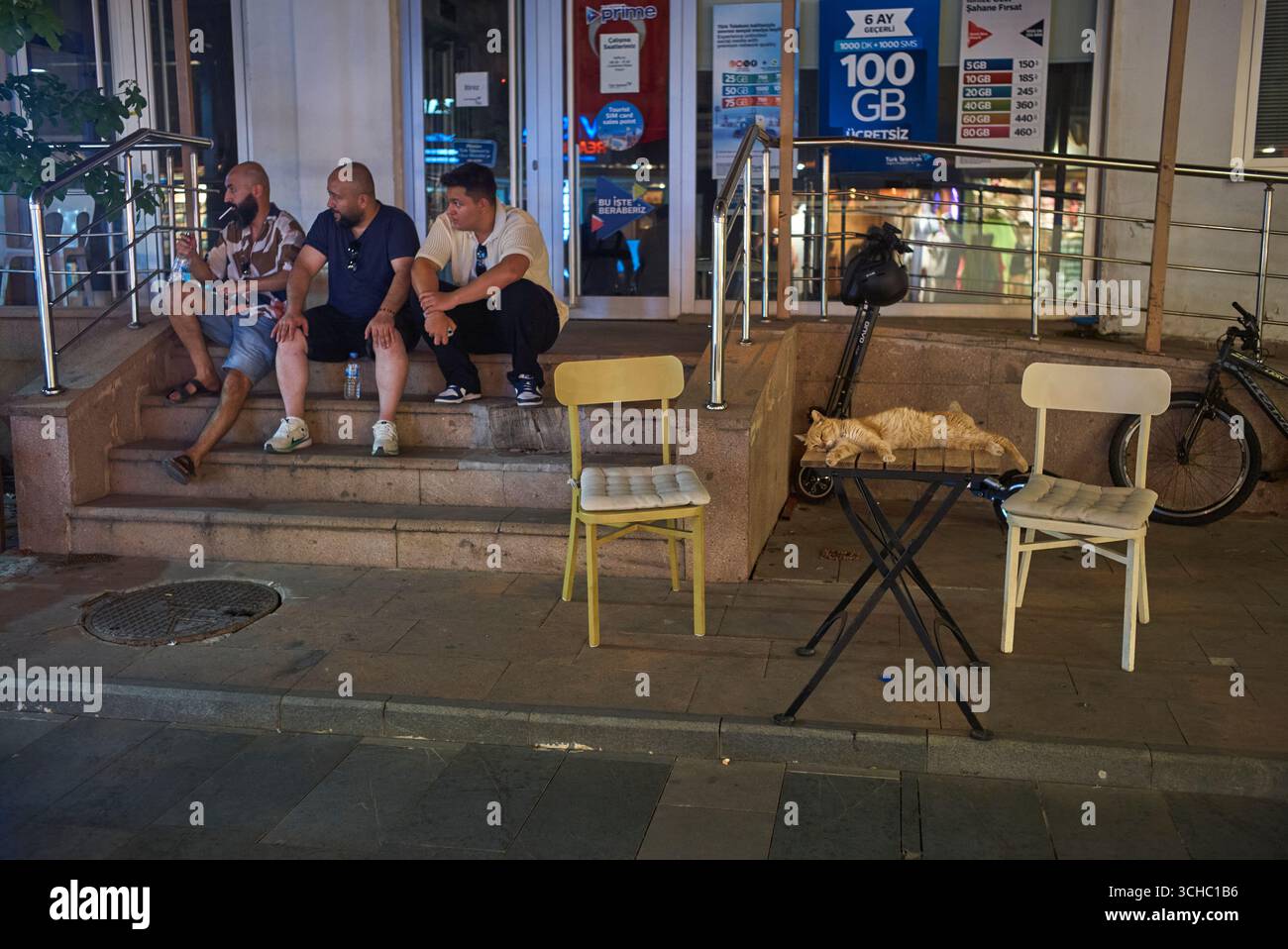 Photographie de John Angerson Fethiye, célèbre dans le monde entier, Ölüdeniz la place de la ville et les rues avoisinantes montrent le mélange de la vie moderne et de l’histoire sur la Méditerranée turque Banque D'Images