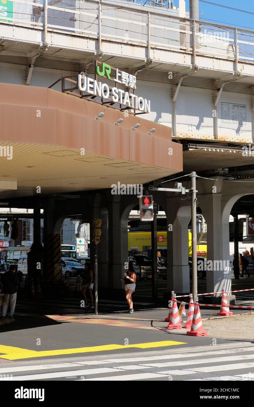 Gare d'Ueno à Taito, Tokyo, Japon ; utilisée pour rejoindre le parc d'Ueno, qui abrite le musée national de Tokyo et le zoo d'Ueno ; transports en commun. Banque D'Images