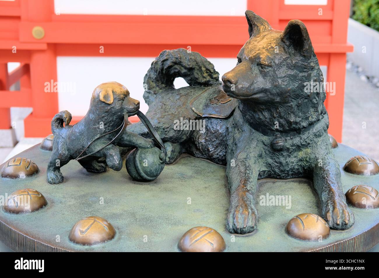 Statue d'un chien-mère et d'un chiot qui peut être frotté pour une grossesse saine, l'accouchement, un enfant, un fils ou une fille au sanctuaire Suitengu à Tokyo, au Japon. Banque D'Images