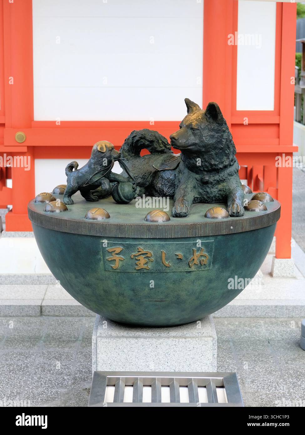 Statue d'un chien-mère et d'un chiot qui peut être frotté pour une grossesse saine, l'accouchement, un enfant, un fils ou une fille au sanctuaire Suitengu à Tokyo, au Japon. Banque D'Images