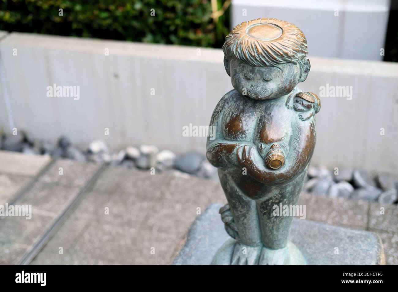 Statue d'une mère kappa et d'enfants frottés pour une grossesse saine, l'accouchement, un enfant, un fils ou une fille au sanctuaire Suitengu à Tokyo, au Japon. Banque D'Images