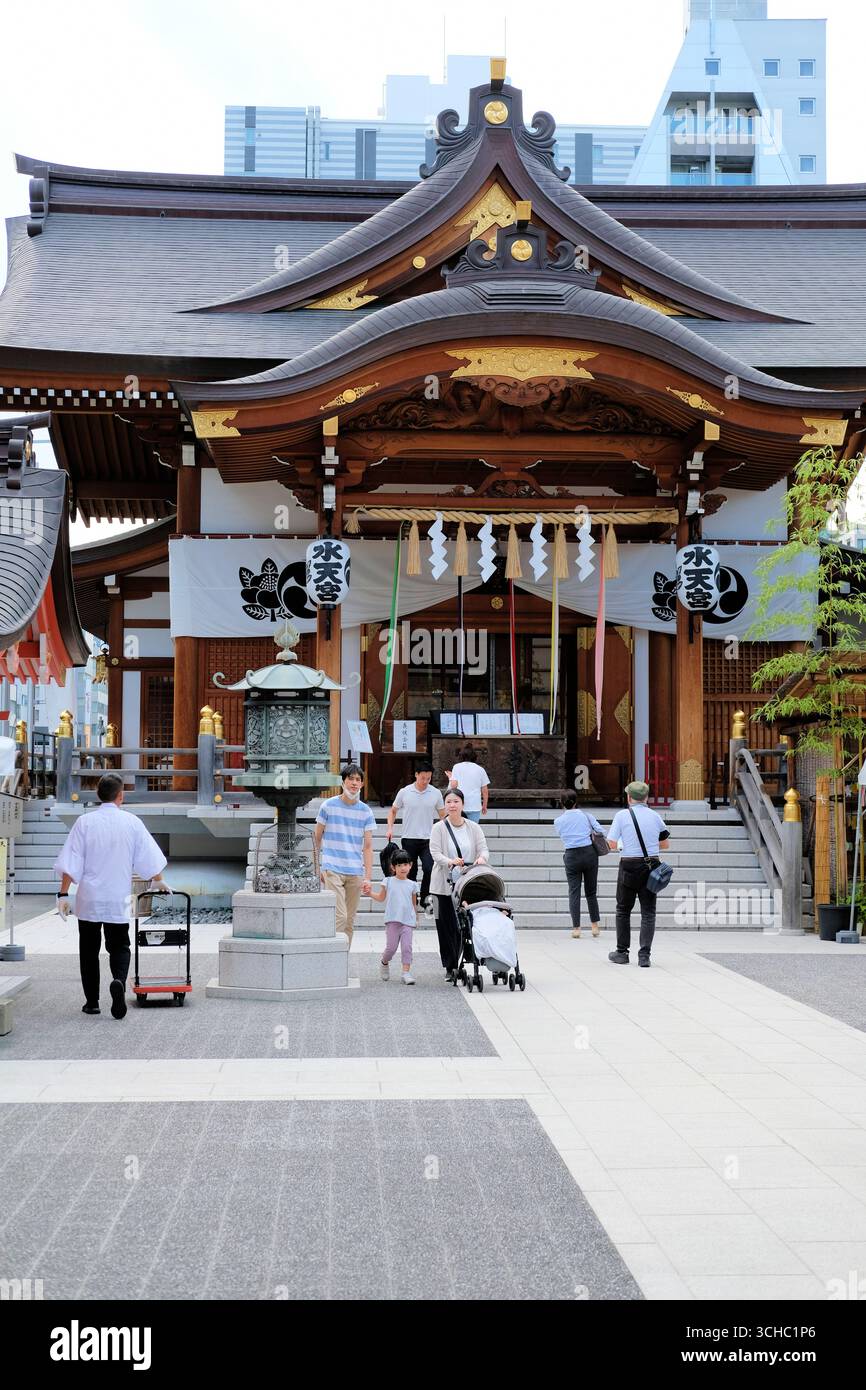 Familles, parents et enfants au sanctuaire Suitengu à Tokyo, Japon ; sanctuaire shinto pour une grossesse, un accouchement en bonne santé, un enfant, un fils ou une fille. Banque D'Images