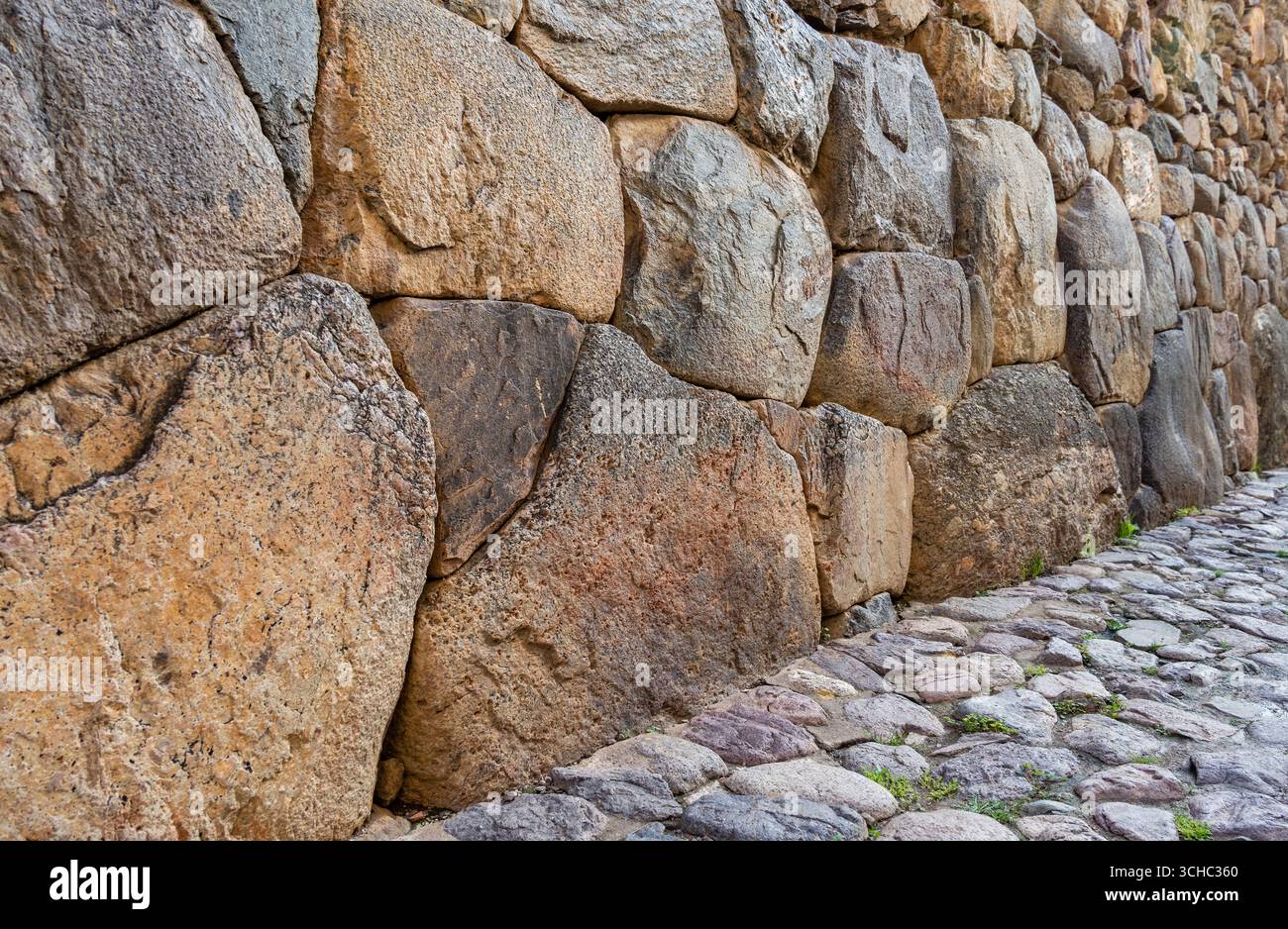 Vue de détail avec les murs inca en pierres taillées dans la Vallée sacrée d'Ollantaytambo, Pérou. Banque D'Images