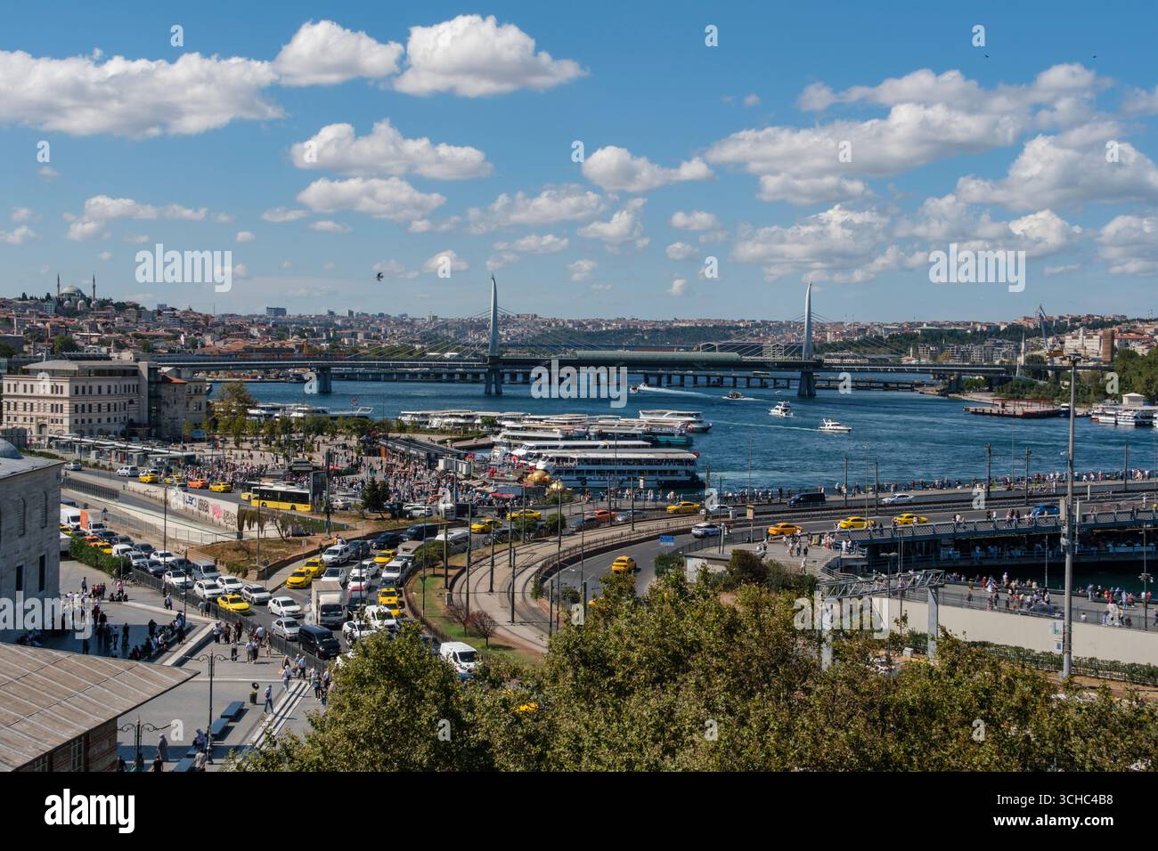De l'autre côté de la Corne d'Or : une vue de Eminönü au Pont du métro de la Corne d'Or à Istanbul, Turquie Banque D'Images