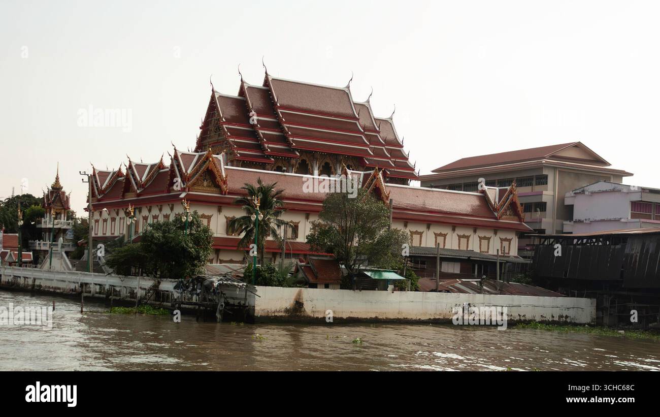 Vue sur la rivière de l'architecture de temple ornée dans le quartier de Tahilandia Bangkok Waterfront Exploracion Banque D'Images