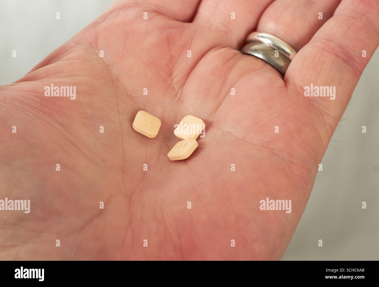 Singulair, est un médicament utilisé dans le traitement d'entretien de l'asthme et de la rhinite allergique. C'est un antagoniste des récepteurs des leucotriènes ! Banque D'Images