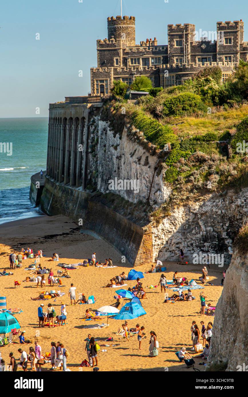 Une plage animée sur la côte du kent à Kingsgate Bay, Broadstairs lors d'un week-end de vacances bancaires d'août, été 2025 Banque D'Images