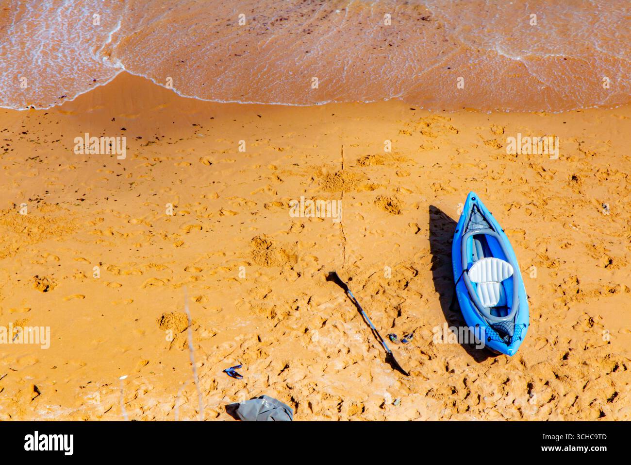 Un canoë inutilisé sur une plage déserte sur la côte du Kent en Angleterre Banque D'Images
