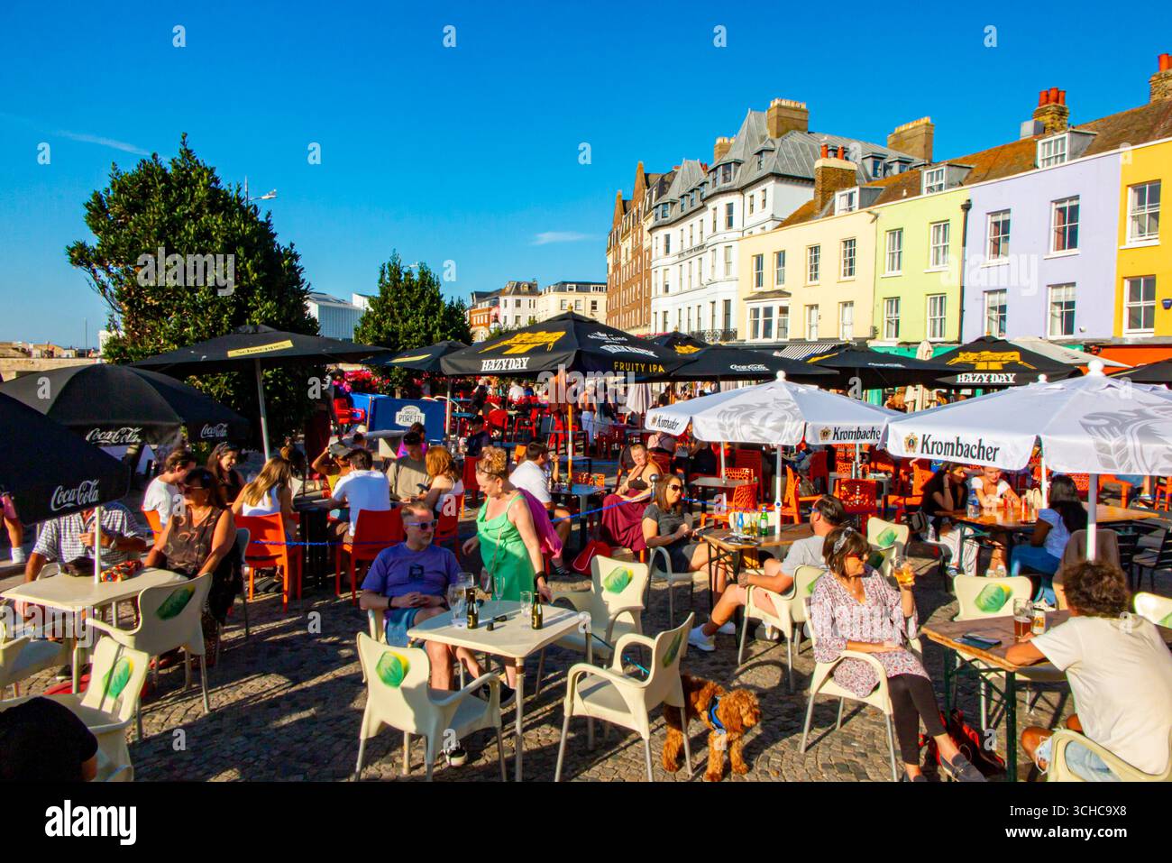 Bars et boissons en plein air à Margate Seafront, la charmante destination de vacances en bord de mer dans l'est du Kent Banque D'Images