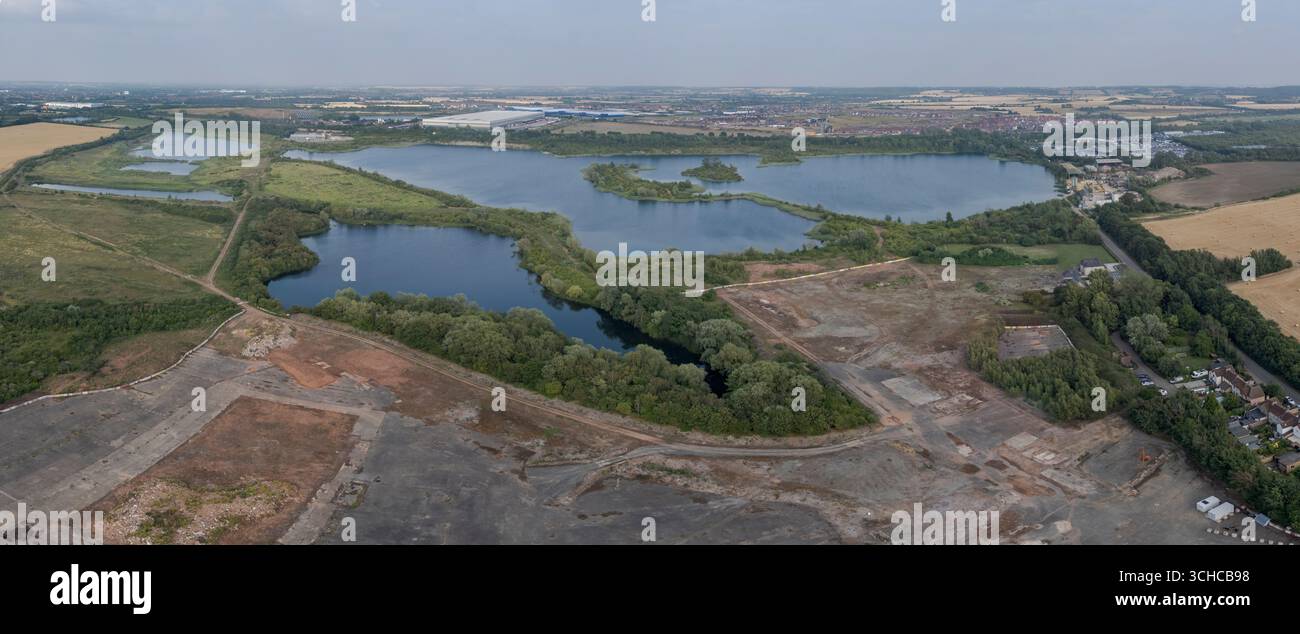 Vue aérienne approx. vers l'est en direction du lac Swan du site proposé du parc à thème Universal Studios près de Bedford, au Royaume-Uni. Banque D'Images