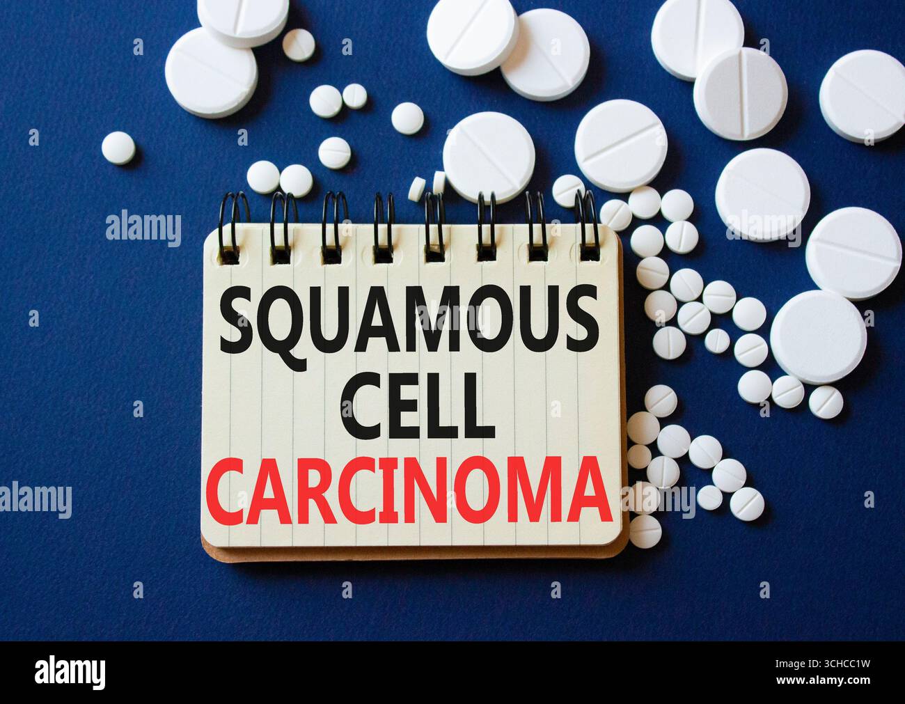 Symbole du carcinome épidermoïde. Carcinome épidermoïde sur ordinateur portable. Beau fond bleu profond avec des pilules. Soins de santé et squameux Banque D'Images