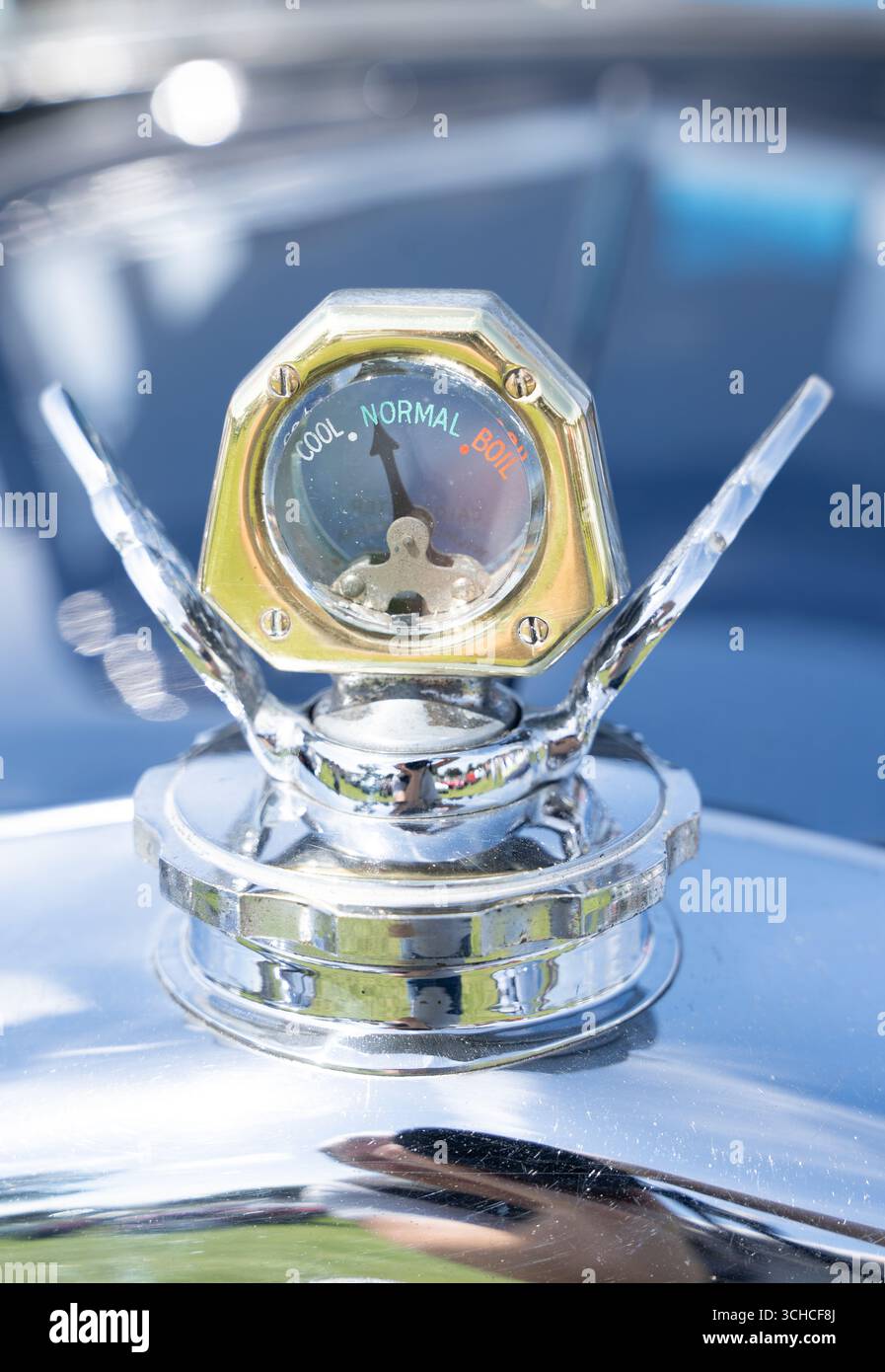 Bouchon de radiateur chromé vintage pour voiture avec indicateur de température indiquant une lecture normale Banque D'Images