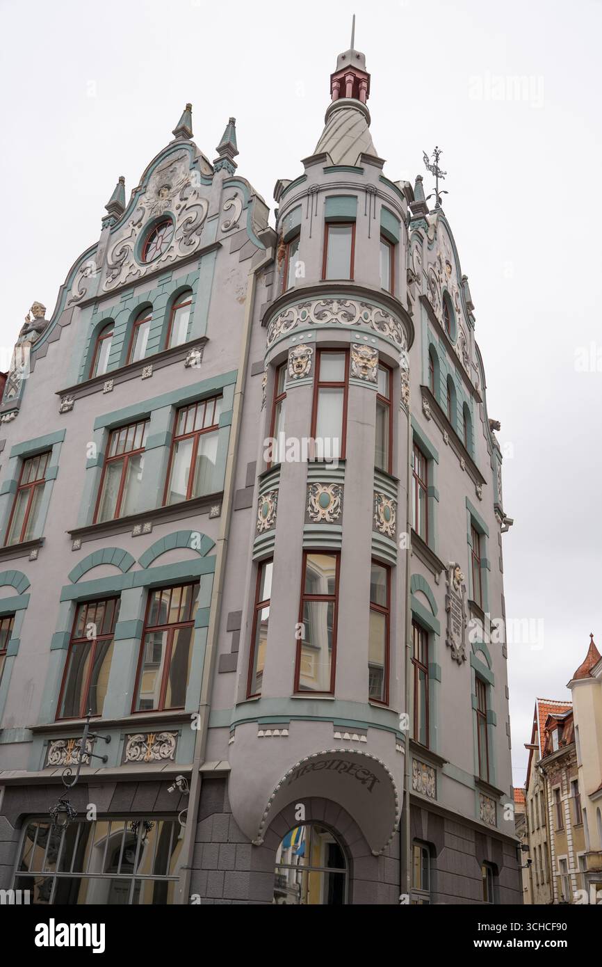 Bâtiment historique Art Nouveau avec façade ornée et tourelle dans la vieille ville de Tallinn Estonie Banque D'Images