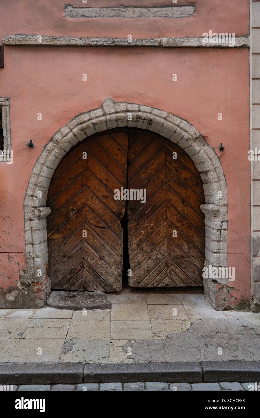 Porte voûtée en bois historique avec cadre en pierre dans le mur du bâtiment médiéval, Tallinn Estonie Banque D'Images