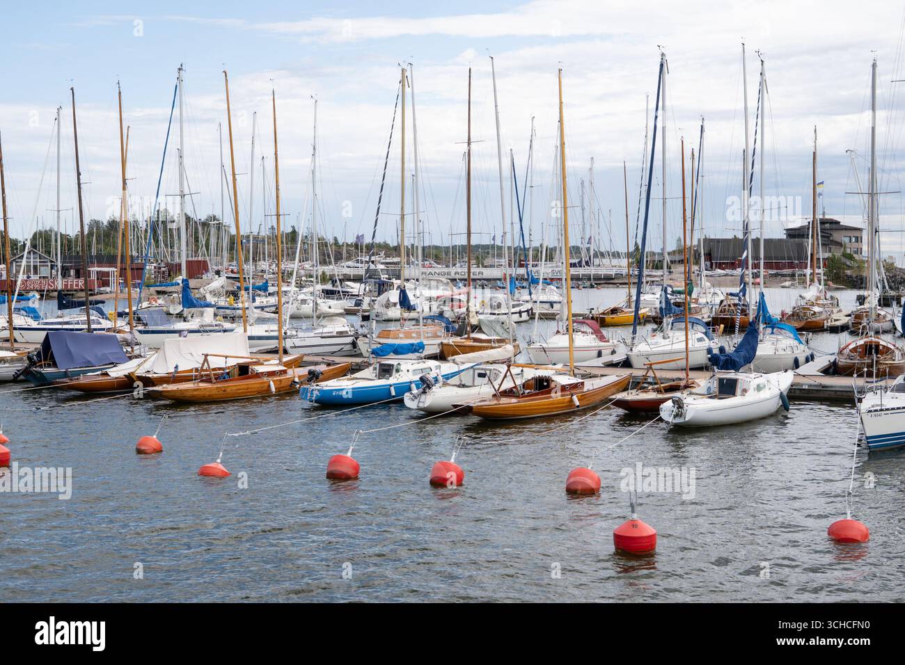 Marina avec bateaux à voile et bouées rouges dans le port d'Helsinki le jour d'été Banque D'Images