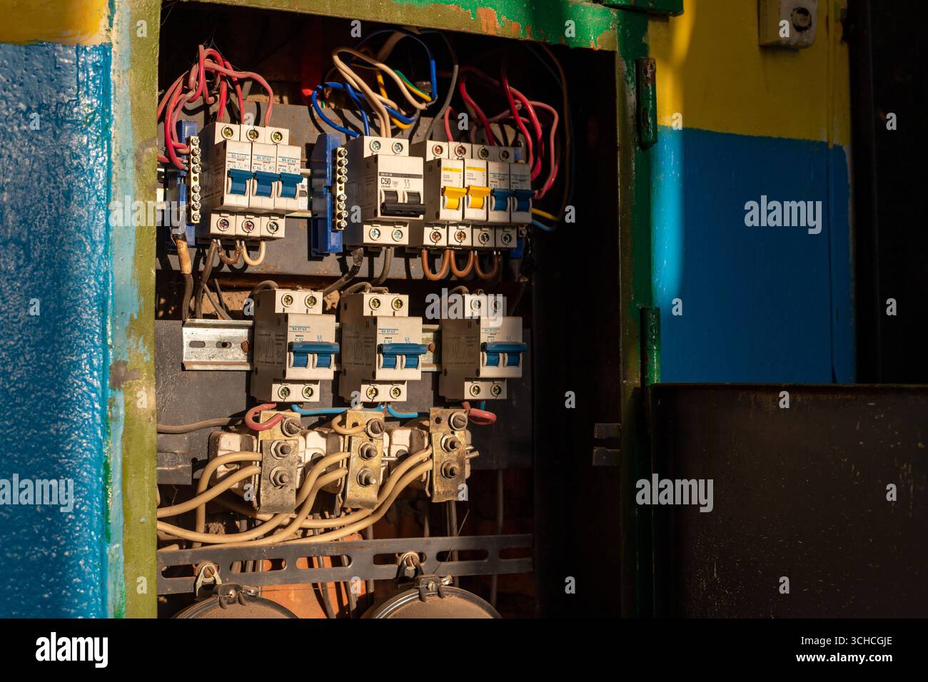 Unité consommatrice de tableau de distribution électrique avec boîte à fusibles ou disjoncteur dans un ancien bâtiment industriel. Tableau de distribution de tension avec disjoncteurs. E Banque D'Images