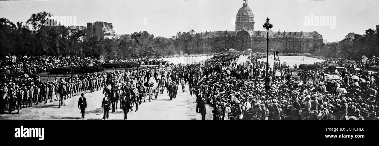 Photographie panoramique du cortège funèbre du général Galliéni à Paris, juin 1916, publiée dans L’illustration. Le cortège part pour traverser la ville, accompagné de grandes foules bordant les rues. Soldats, dignitaires et corbillard passent devant l’Hôtel des Invalides, symbolisant l’hommage de la France au chef militaire qui a joué un rôle décisif dans la défense de Paris en 1914 pendant la première Guerre mondiale. Banque D'Images
