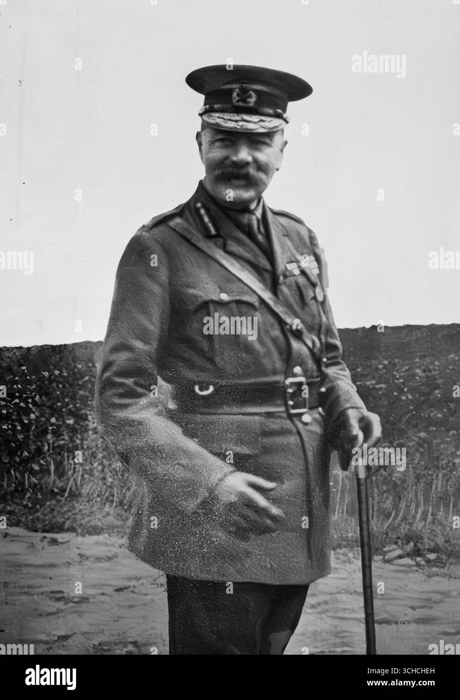 Portrait de Lord Horatio Kitchener, secrétaire d’État britannique à la Guerre pendant la première Guerre mondiale, publié dans L’illustration, 10 juin 1916. Prise sur le front français peu de temps avant sa mort en mer le 5 juin 1916, cette image capture le chef militaire emblématique dont les campagnes de recrutement, en particulier la célèbre affiche « Your Country Needs You », ont fait de lui un symbole de l’effort de guerre britannique et de la détermination nationale pendant la Grande Guerre. Banque D'Images