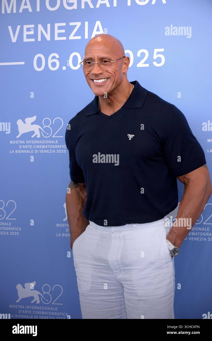 Venise, Italie. 01 Sep, 2025. VENISE, ITALIE - 01 SEPTEMBRE : Dwayne Johnson participe à la photocall 'The Smashing machine' lors du 82ème Festival International du film de Venise le 1er septembre 2025 à Venise, Italie. Crédit : dpa/Alamy Live News Banque D'Images