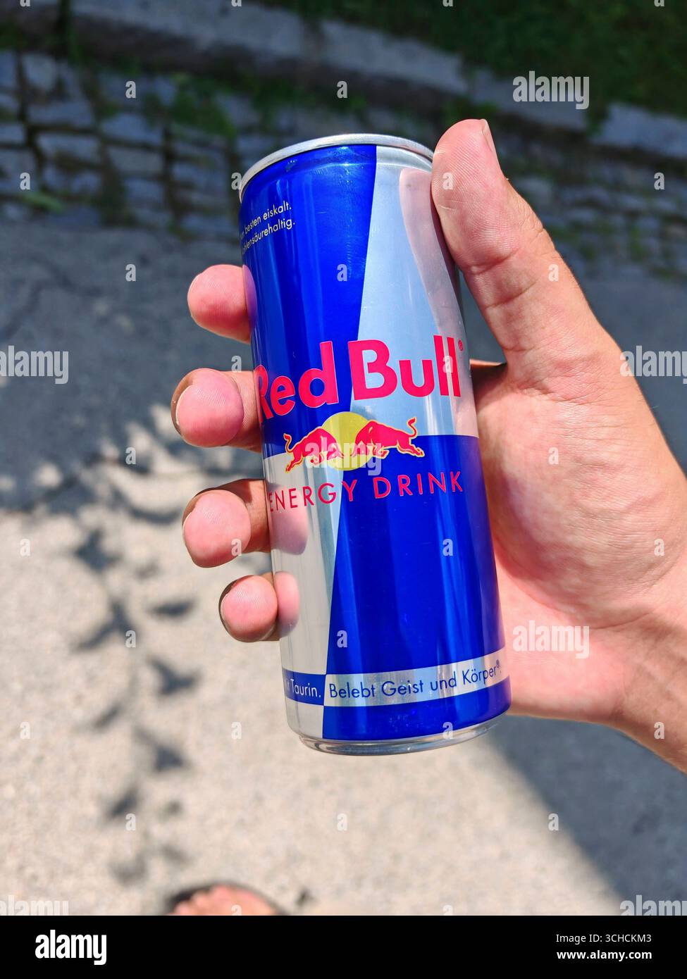 redbull est une boisson non alcoolisée très connue redbull une boisson non alcoolisée bien connue Banque D'Images