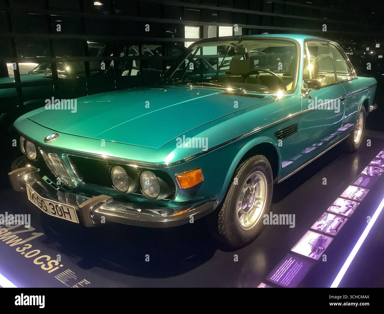 Gros plan d'une voiture vintage BMW 3,0 CSI classique de 1971 dans un musée, mettant en valeur les détails chromés et le design élégant. Banque D'Images