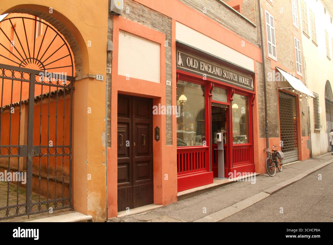 Vue extérieure d'un magasin de vins et spiritueux à Ravenne, Italie Banque D'Images