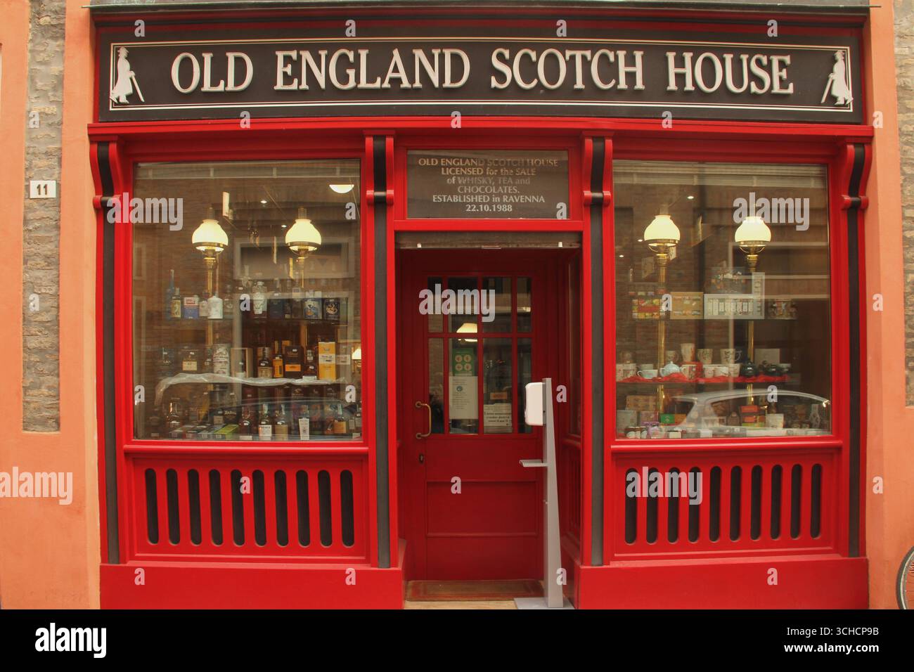 Vue extérieure d'un magasin de vins et spiritueux à Ravenne, Italie Banque D'Images