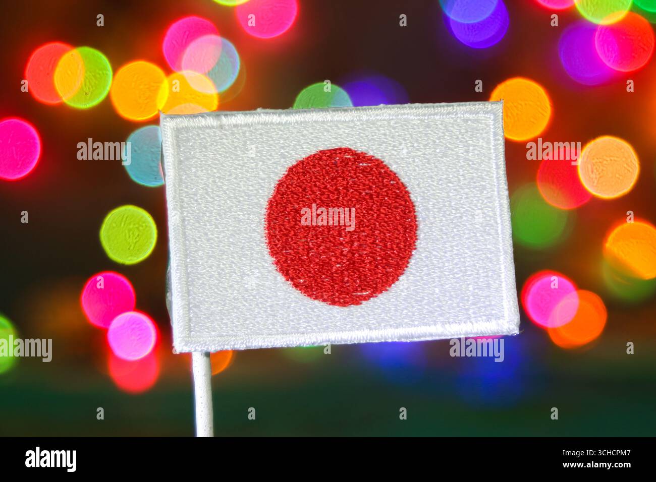 Broderie du drapeau japonais avec feux d'artifice bokeh arc-en-ciel, symbolisant la célébration, la fête du nouvel an de Tokyo et la fierté culturelle. Banque D'Images