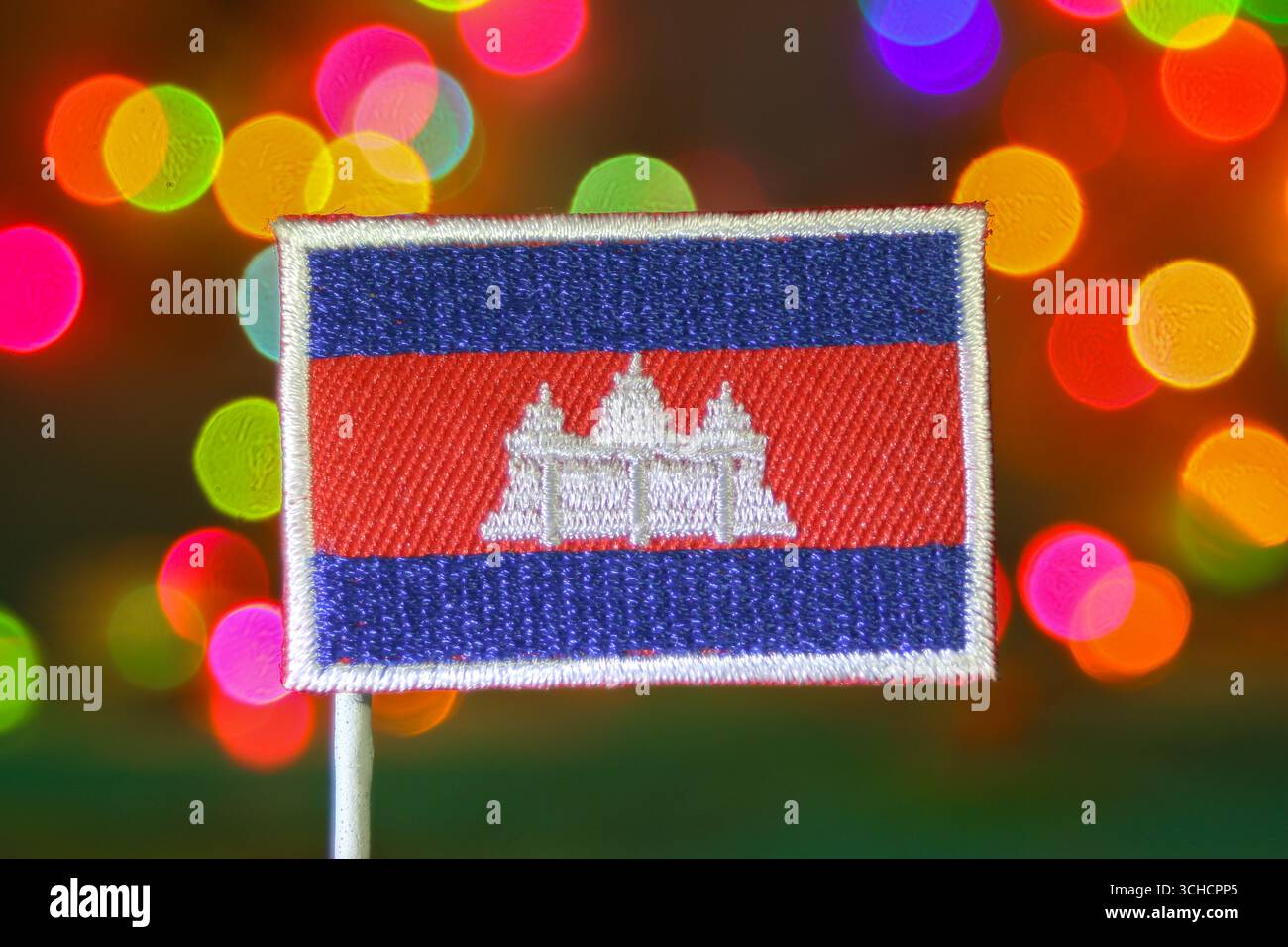 Cambodge drapeau brodé avec fond de feux d'artifice bokeh arc-en-ciel, représentant la fierté nationale, les festivités des fêtes et la célébration du nouvel an. Banque D'Images