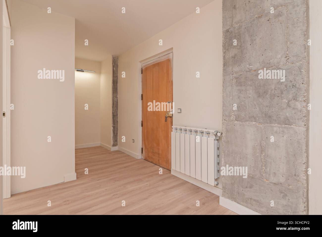 Chambre vide avec parquet blanchi, évoquant un style côtier détendu Banque D'Images