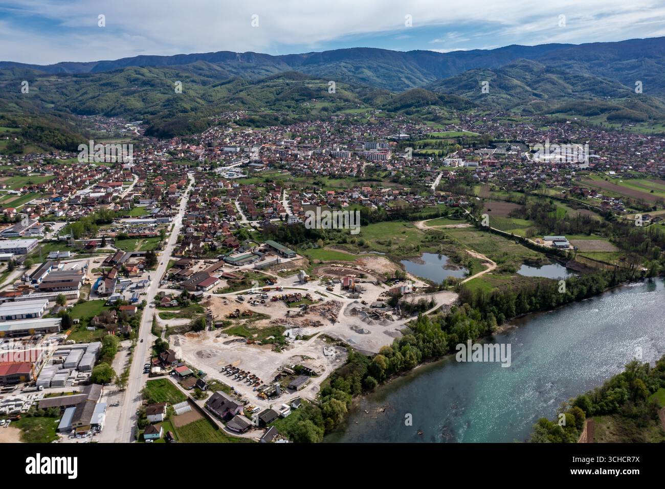 Bajina Basta et Drina River, panorama drone vue aérienne de la ville en Serbie Banque D'Images