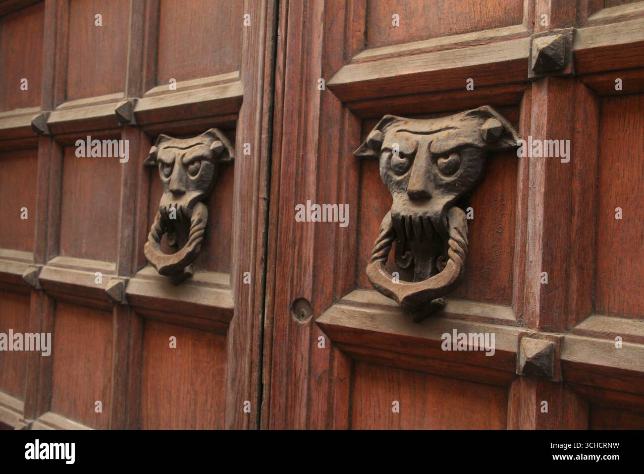 Les anciens frappeurs de porte en Italie Banque D'Images
