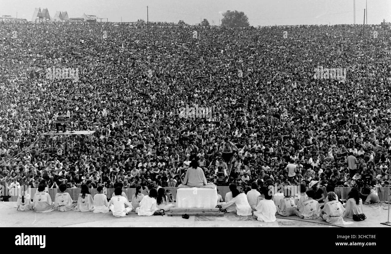 Swami Satchidananda – cérémonie d'ouverture à Woodstock le 15 août 1969. Photo de Mark Goff Banque D'Images