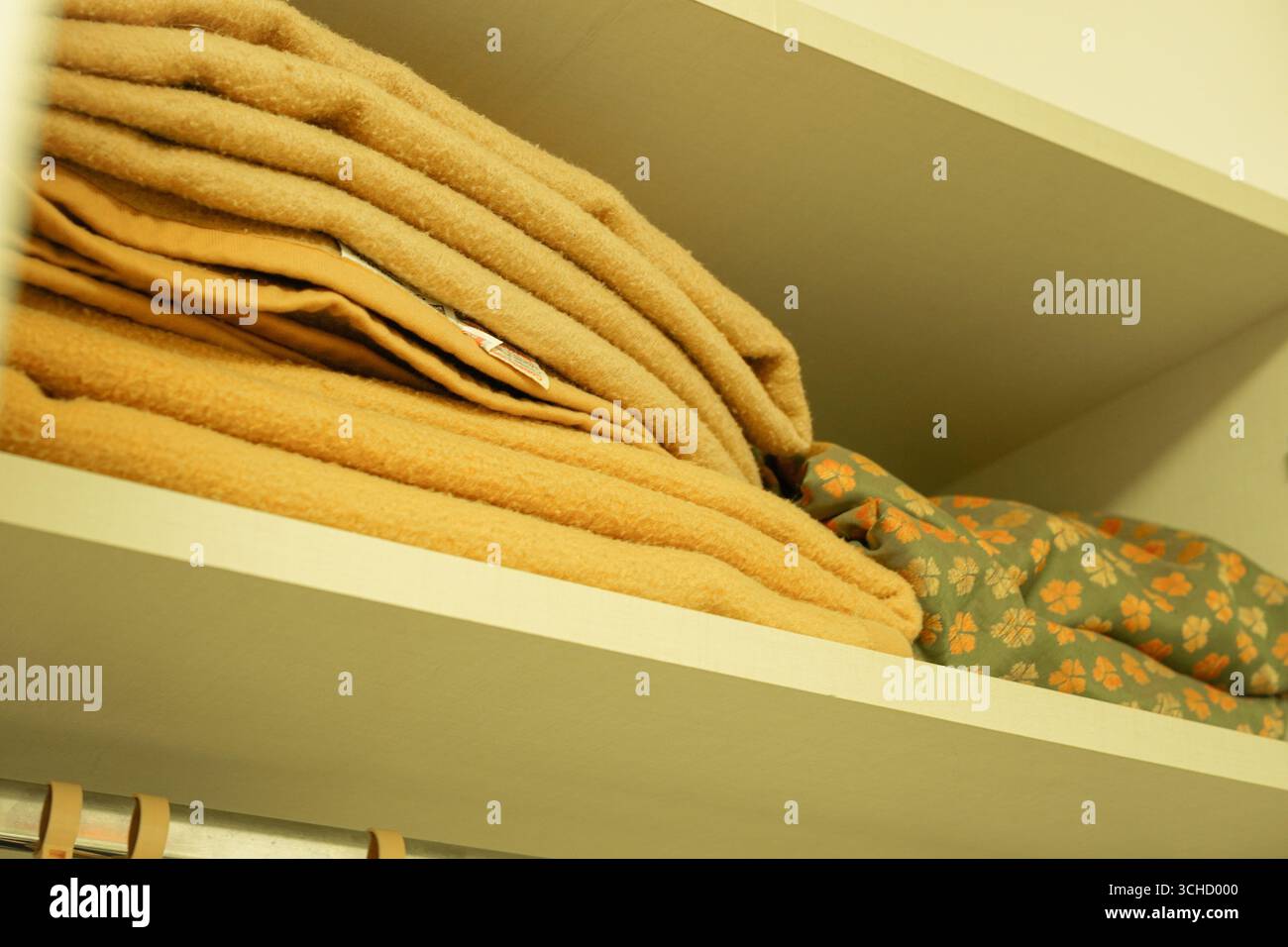 Couverture supplémentaire pliée et rangée dans la commode de l'hôtel Banque D'Images