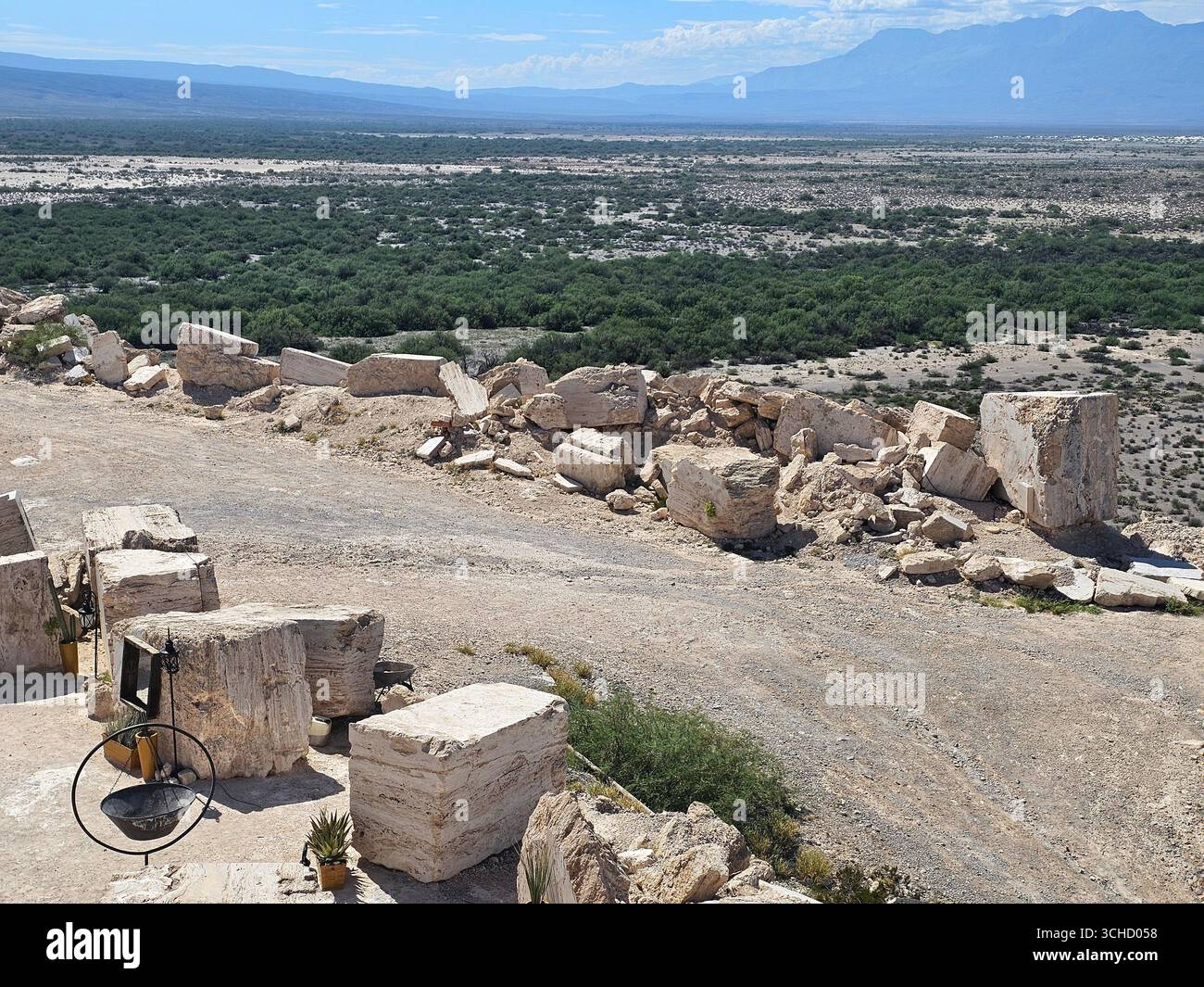 Blocs blancs géants dans les mines de marbre Cuatro Cienegas, Coahuila, Mexique est un paysage étonnant dans un coin du désert autrefois Banque D'Images