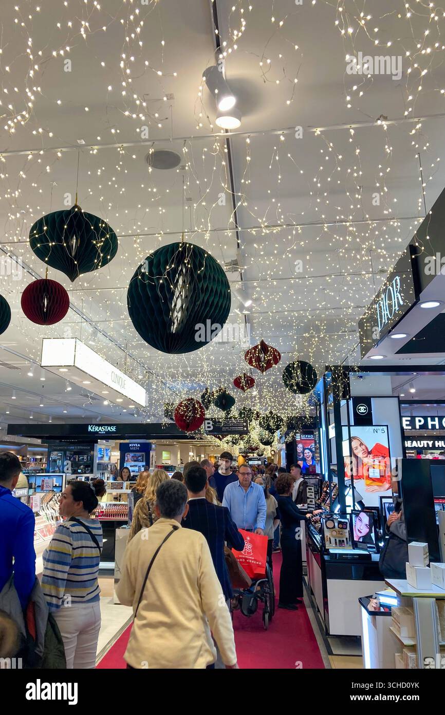 MALAGA, ESPAGNE - 21 DÉCEMBRE 2024 : le centre-ville brille de décorations de Noël enchanteresses, créant un pays des merveilles festif à Malaga, en Espagne Banque D'Images